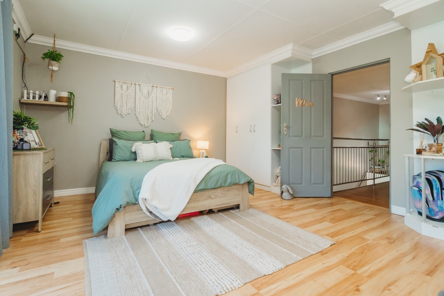 5 Bedroom Property for Sale in Panorama Western Cape